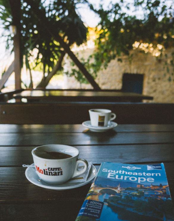 Tourisme en France tasse de café et guide