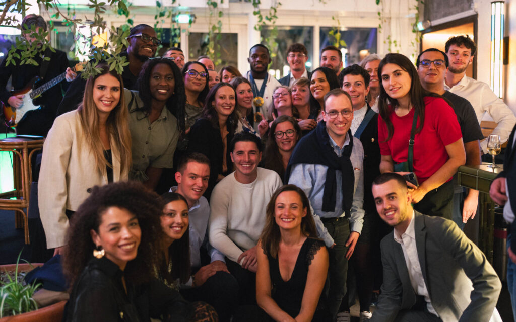 Les membres des équipes Saybus et Réunir, et Maxime-Gaël Ngayap Hambou