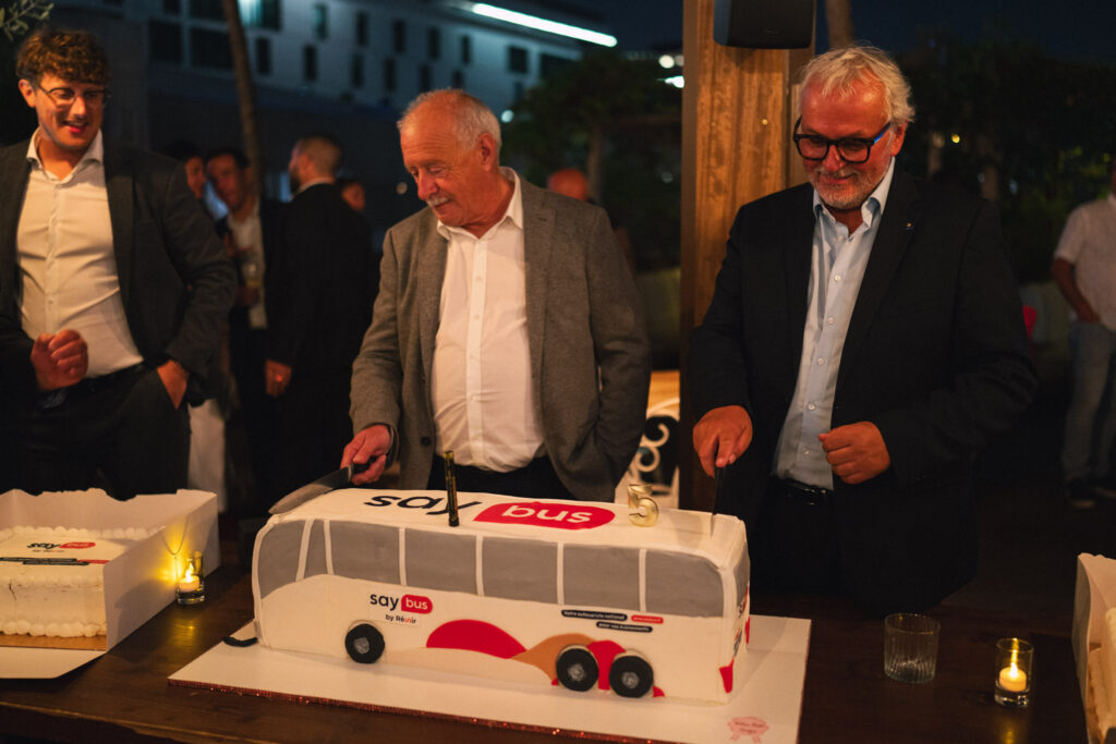 FrĂ©dĂ©ric Pinet et Thierry Schidler coupant le gĂąteau pour les 5 ans de Saybus ! đ